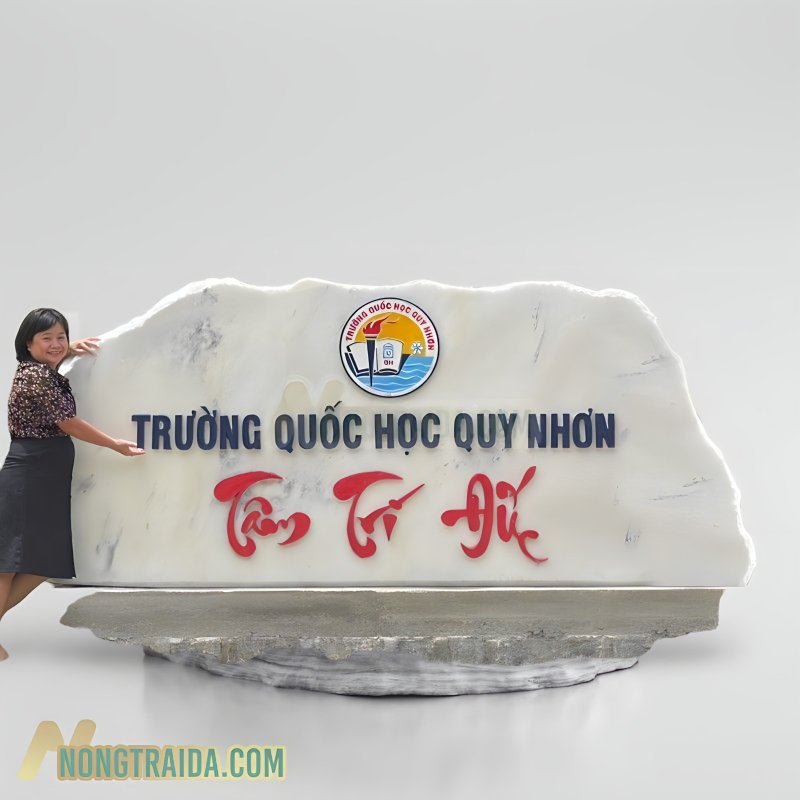 Bảng hiệu đá cẩm thạch Quốc Học Quy Nhơn