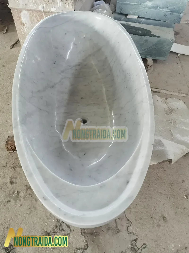 Bồn tắm đứng tự do lớn từ đá Marble Carrara tự nhiên, phù hợp cho phòng tắm sang trọng