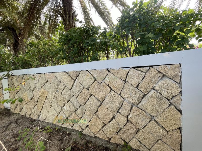 Đá rối granite vàng ốp tường rào