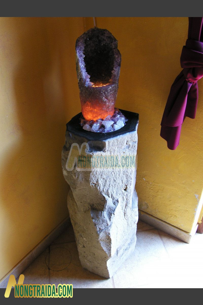 Đài phun nước đá bazan với thạch anh tím “Luz Amethysta”